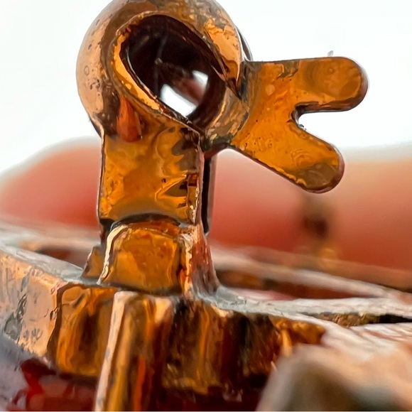 Regency Multicolor Mauve Red stones embellished copper-tone floral pin brooch - Picture 8 of 10